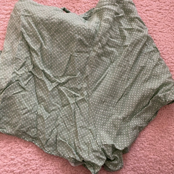 Green Polka-Dotted Crop Top and Shorts Set - Picture 4 of 6